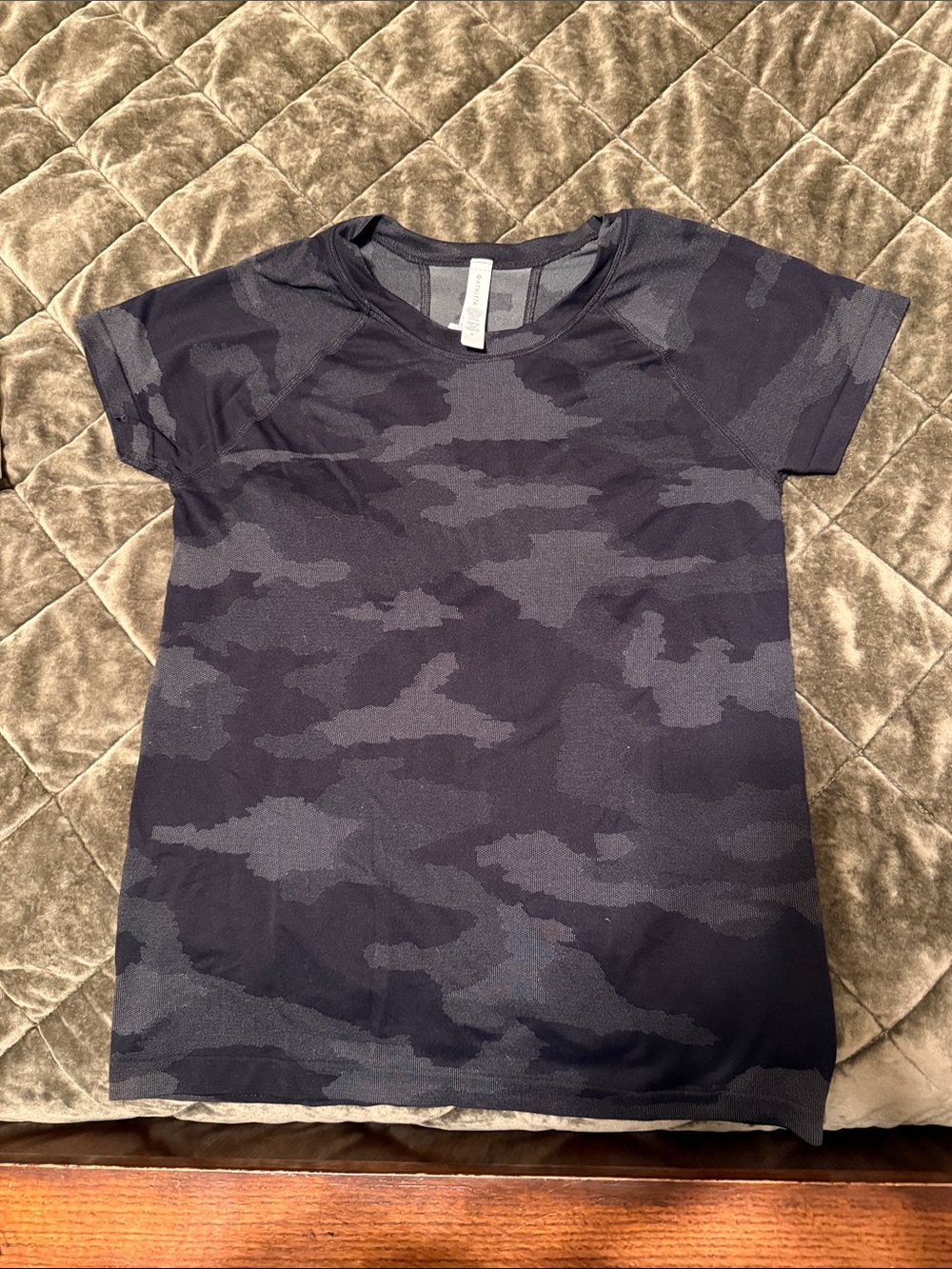 Athleta womens Short Sleeve Camo Tee - Black & Gray